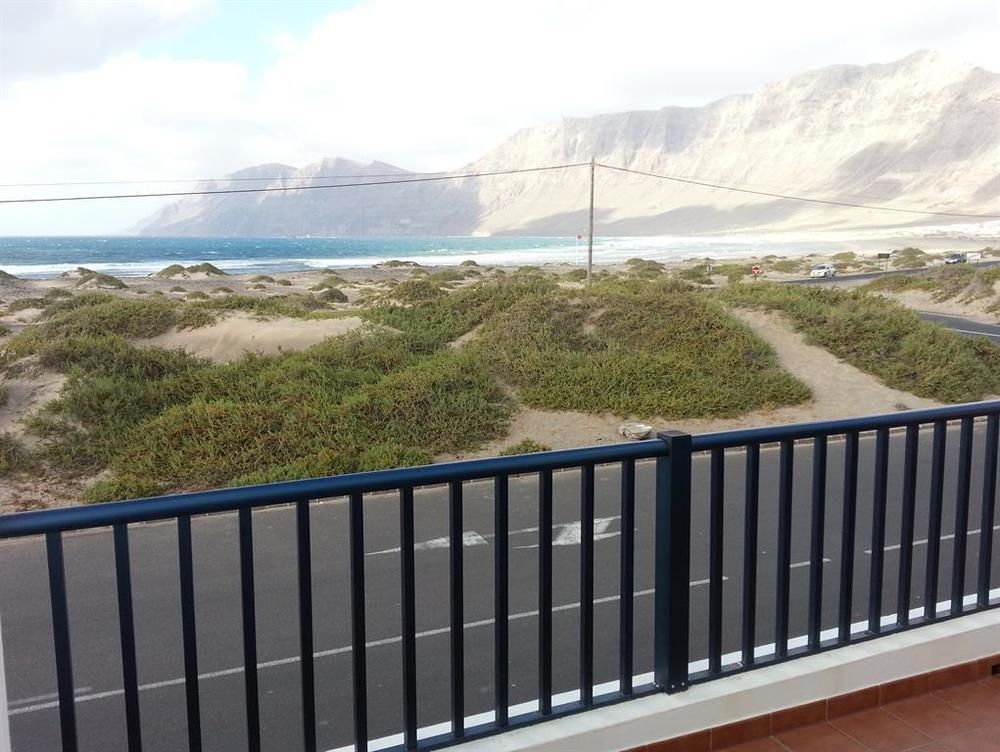 نزل فامارافي Red Star Surf & Yoga Camp Lanzarote المظهر الخارجي الصورة